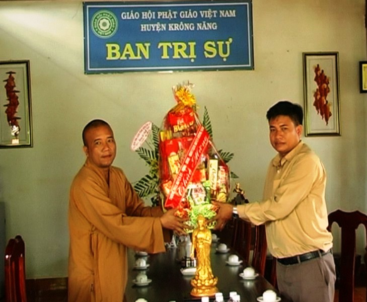 Lãnh đạo huyện thăm, tặng quà các Chùa, Niệm phật đường nhân đại lễ Phật đản